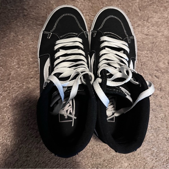 Women’s 8.5 High Top Classic Vans - Picture 4 of 7